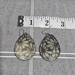 💥Teardrop Shaped Carved Abalone Earrings